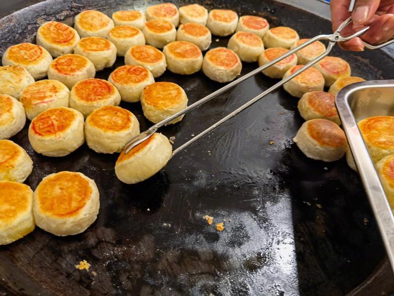 对月饼进行安全抽检，让消费者放心食用