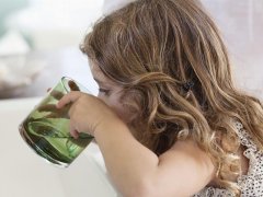 正值秋季，小孩子要多喝水拒绝含糖饮料
